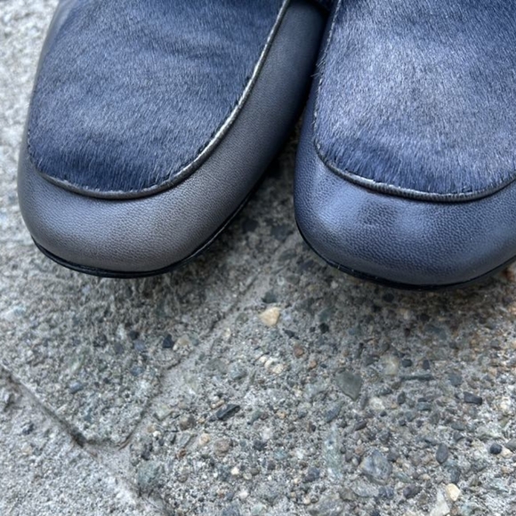 Tory Burch navy with gold Loafer - Picture 4 of 6